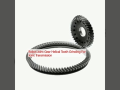 Robot de broyage à dents hélicoïdales pour transmission commune
